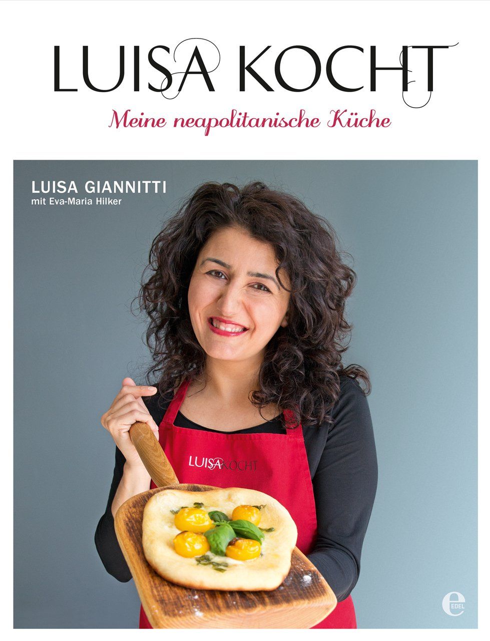 Buchcover mit Titel "Luisa kocht". Frau hält Holzbrett mit Pizza. Roter Schürze mit Logo. Autorin: Luisa Giannitti.