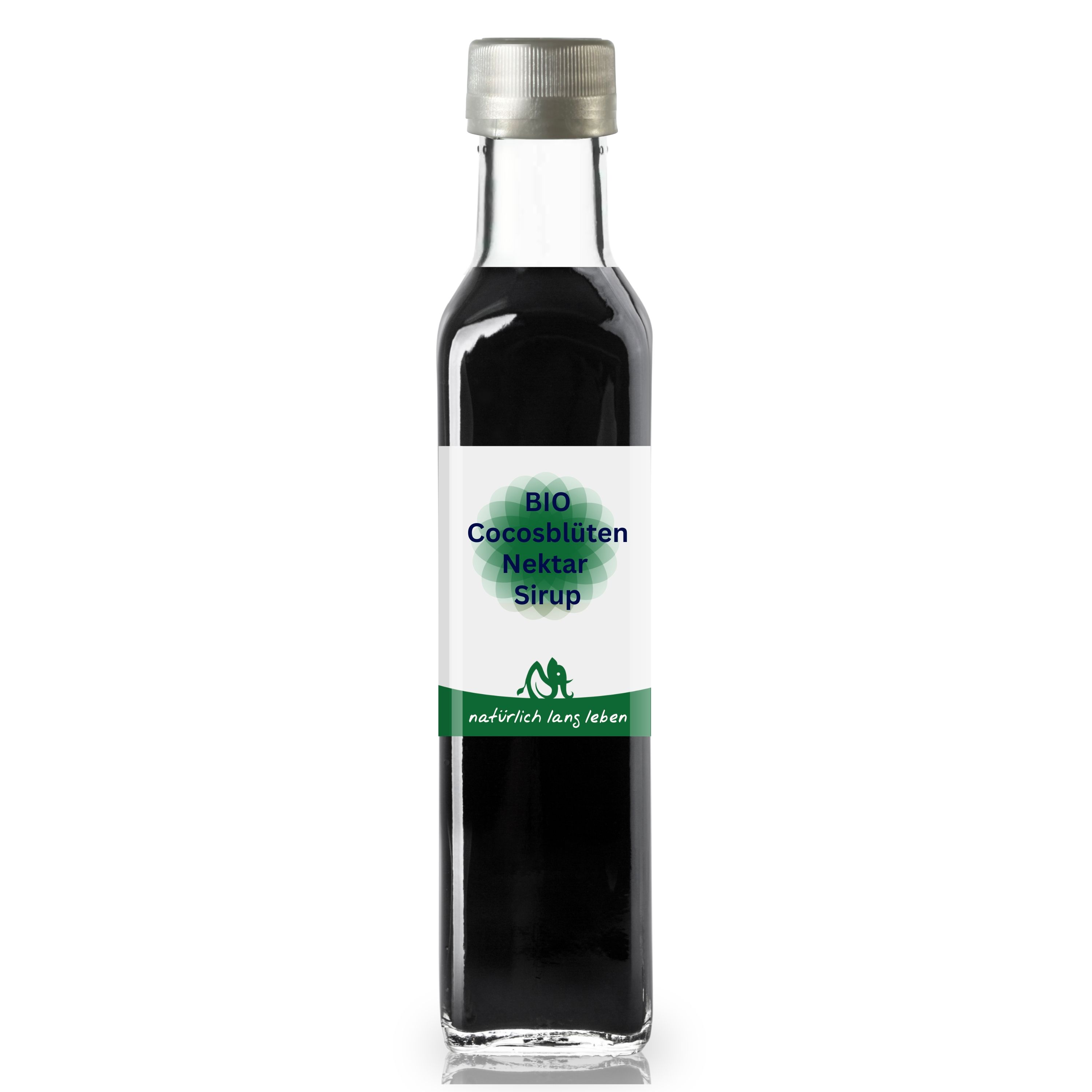 Glasflasche mit grün-weißem Etikett. Aufschrift: BIO Cocosblüten Nektar Sirup. Silberner Schraubverschluss. Flüssigkeit dunkelbraun.