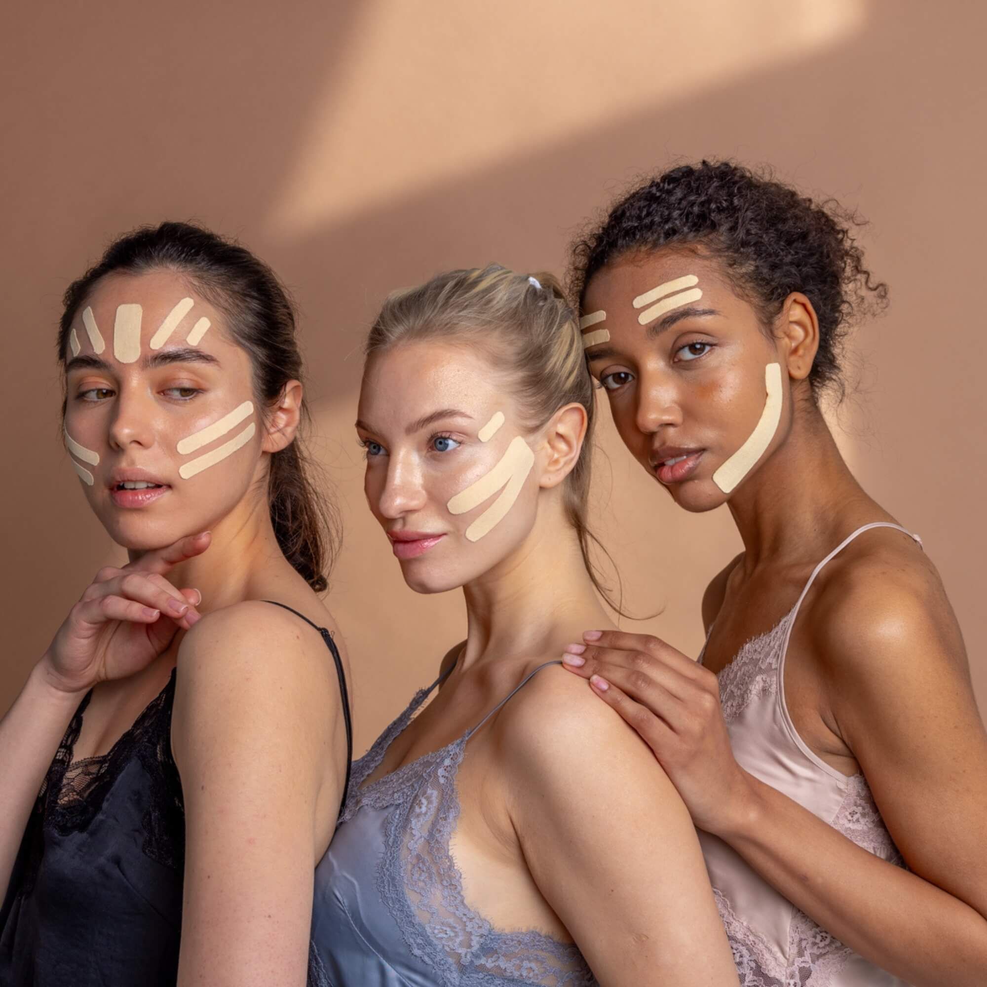Drei Frauen mit Beauty Tape auf dem Gesicht. Verschiedene Hauttypen.