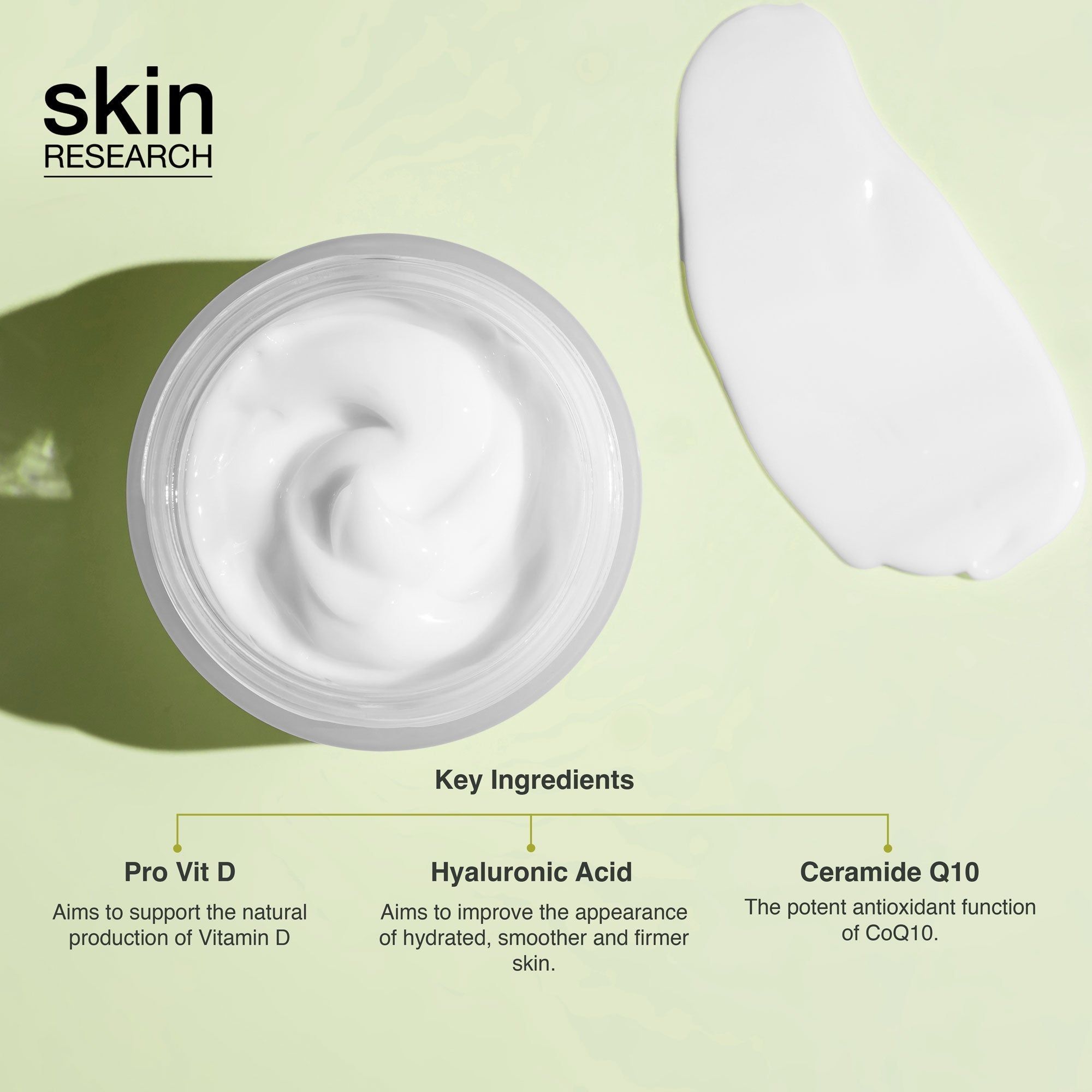 Draufsicht auf Creme und Inhaltsstoffe. Text: Pro Vit D, Hyaluronsäure, Ceramid Q10.