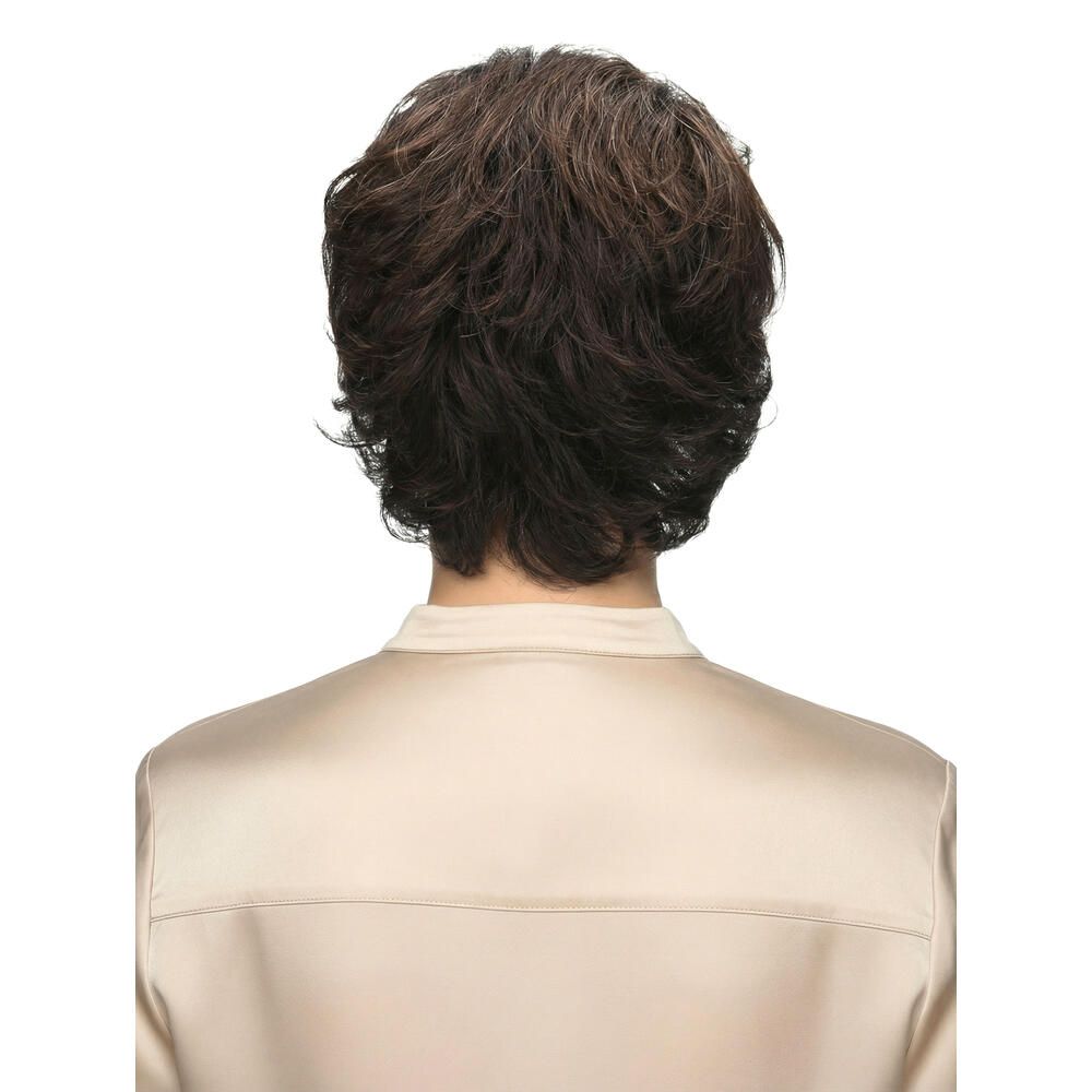 Kurzhaarperücke in Braun. Die Frau trägt ein beiges Oberteil. Rückansicht.