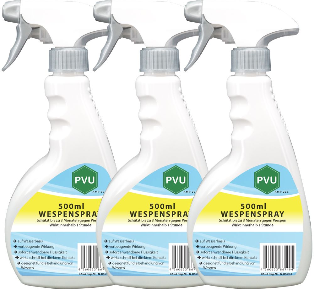 Drei Flaschen PVU Wespenspray. Weiße Flaschen mit blau-gelben Etiketten. Sprühköpfe in Grau. Aufschrift: 500ml Wespenspray.