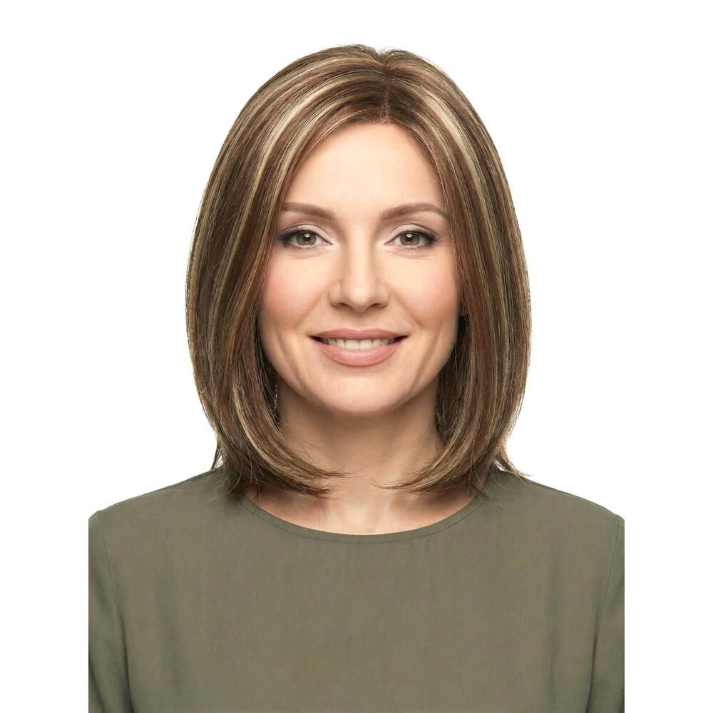 Frau mit brauner Perücke mit helleren Strähnen. Mittellange, glatte Frisur. Frontale Ansicht.