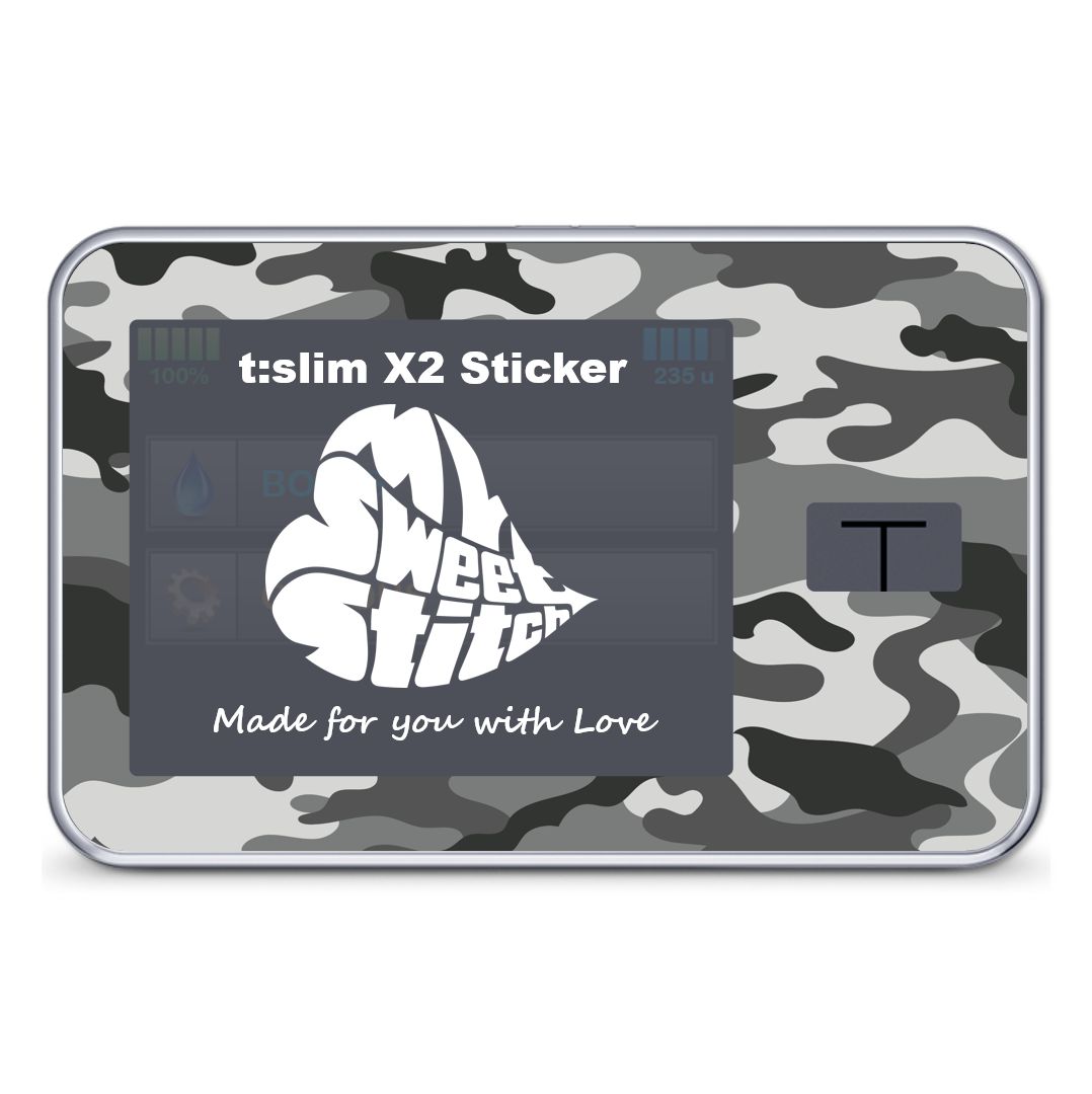 Aufkleber mit Camouflage-Muster. Auf dem Bildschirm: t:slim X2 Sticker, Logo MySweetStitch, Text: Made for you with Love.