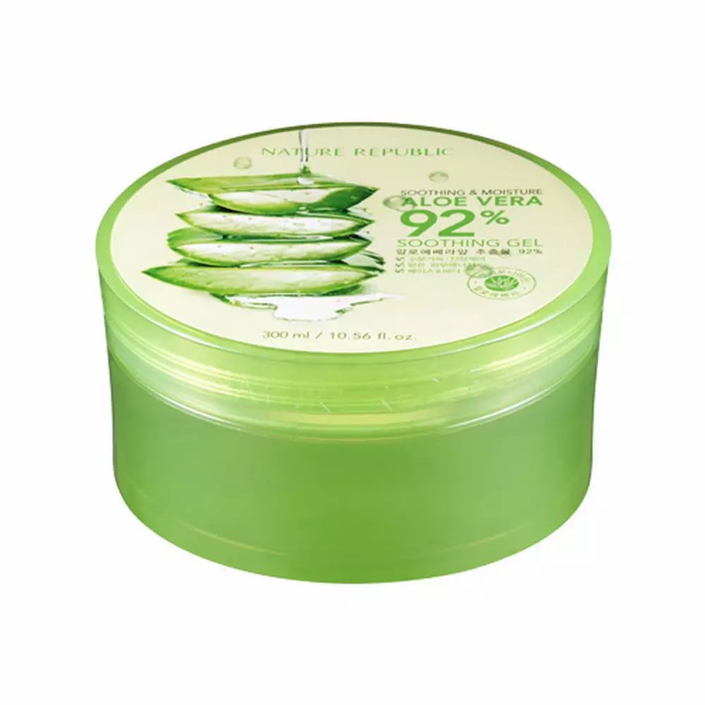 Grüner Tiegel mit Deckel. Aufkleber mit Aloe Vera-Illustration und Text. "Soothing & Moisture Aloe Vera 92% Soothing Gel".
