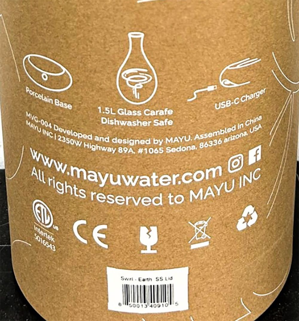 Detail der Verpackung. Text: 1.5L Glass Carafe. Dishwasher Safe. USB-C Charger. www.mayuwater.com. Zertifizierungen.