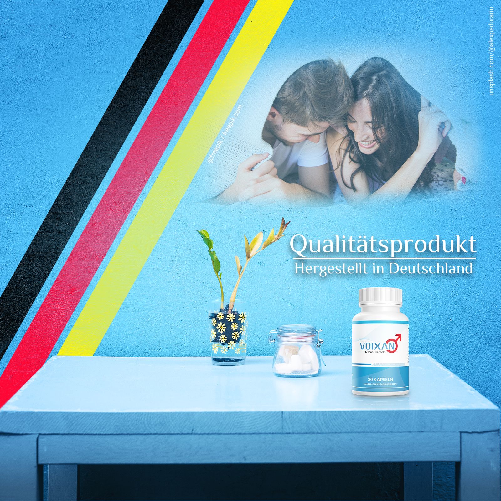 Produkt Voixan Für Männer, 30 Kapseln. Flasche auf Tisch. Text: Qualitäts-Produkt, Hergestellt in Deutschland. Hintergrund: Paar, Flagge.