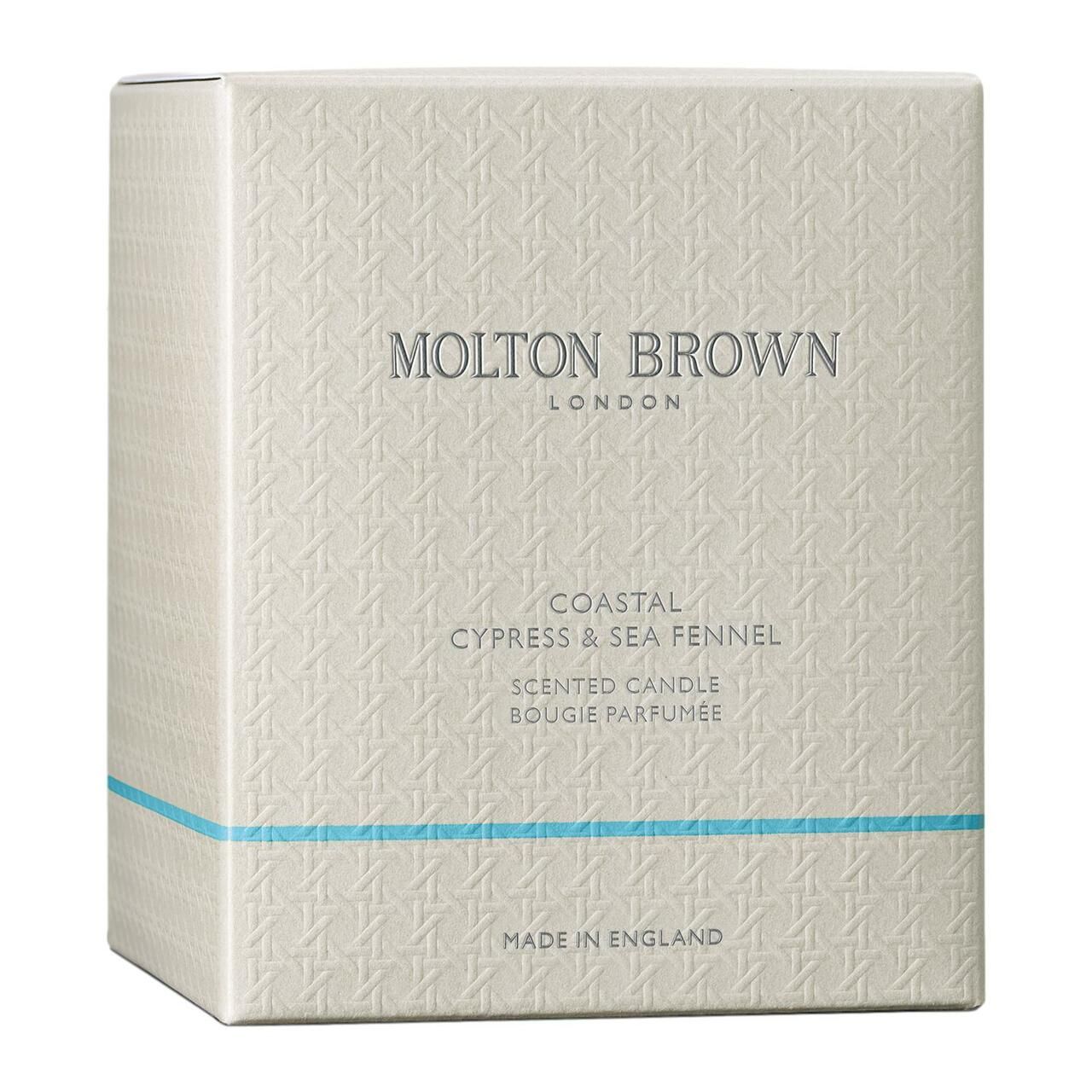 Quadratische Verpackung mit Textur. Text: Molton Brown London, Coastal Cypress & Sea Fennel, Scented Candle, Bougie Parfumée.