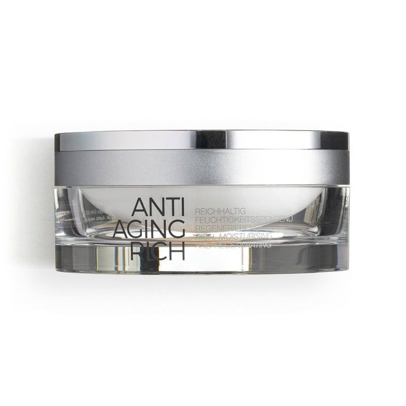Creme-Tiegel mit silbernem Deckel. Aufschrift: ANTI AGING RICH. Weitere Textzeilen: Reichhaltig, Feuchtigkeitsspendend, Regenerierend, etc.
