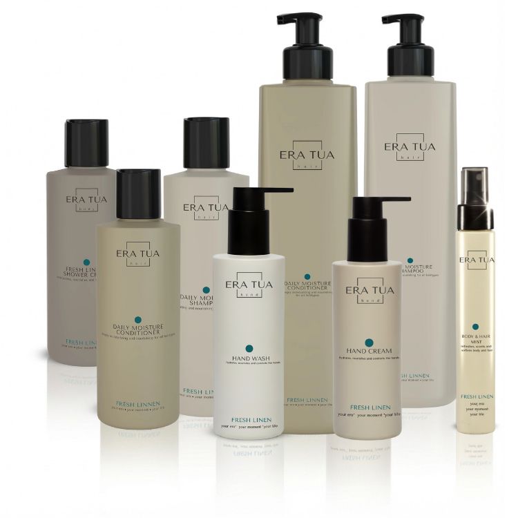 Verschiedene Flaschen und Behälter. Aufschrift: Era Tua, Fresh Linen. Produkte: Shampoo, Handcreme, etc. Verschiedene Größen.