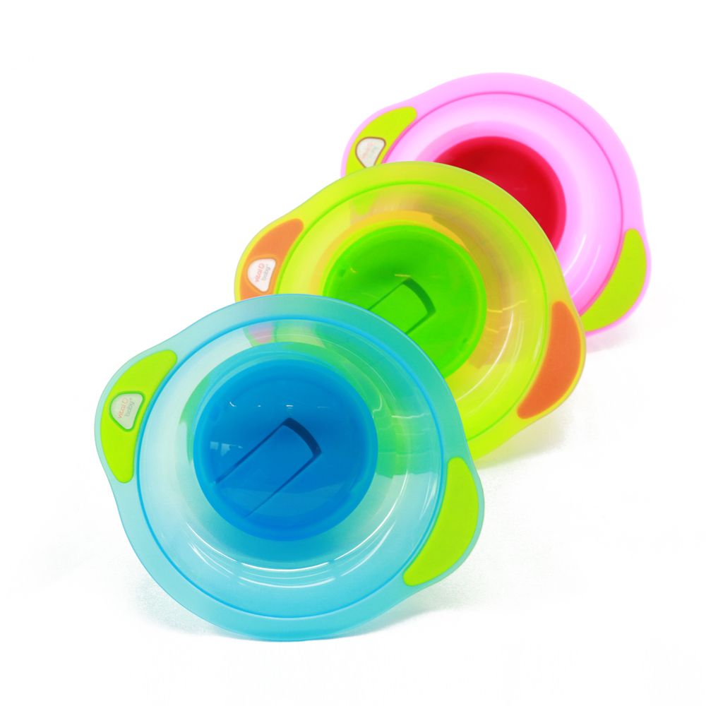 Drei verschiedenfarbige Teller mit Saugnapf. Blau, grün und rosa. Vital Baby.