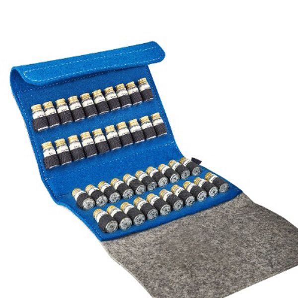 Blaues Filzetui mit Globuli-Fläschchen. Grauer Filz-Hintergrund. Fläschchen in Reihen angeordnet.