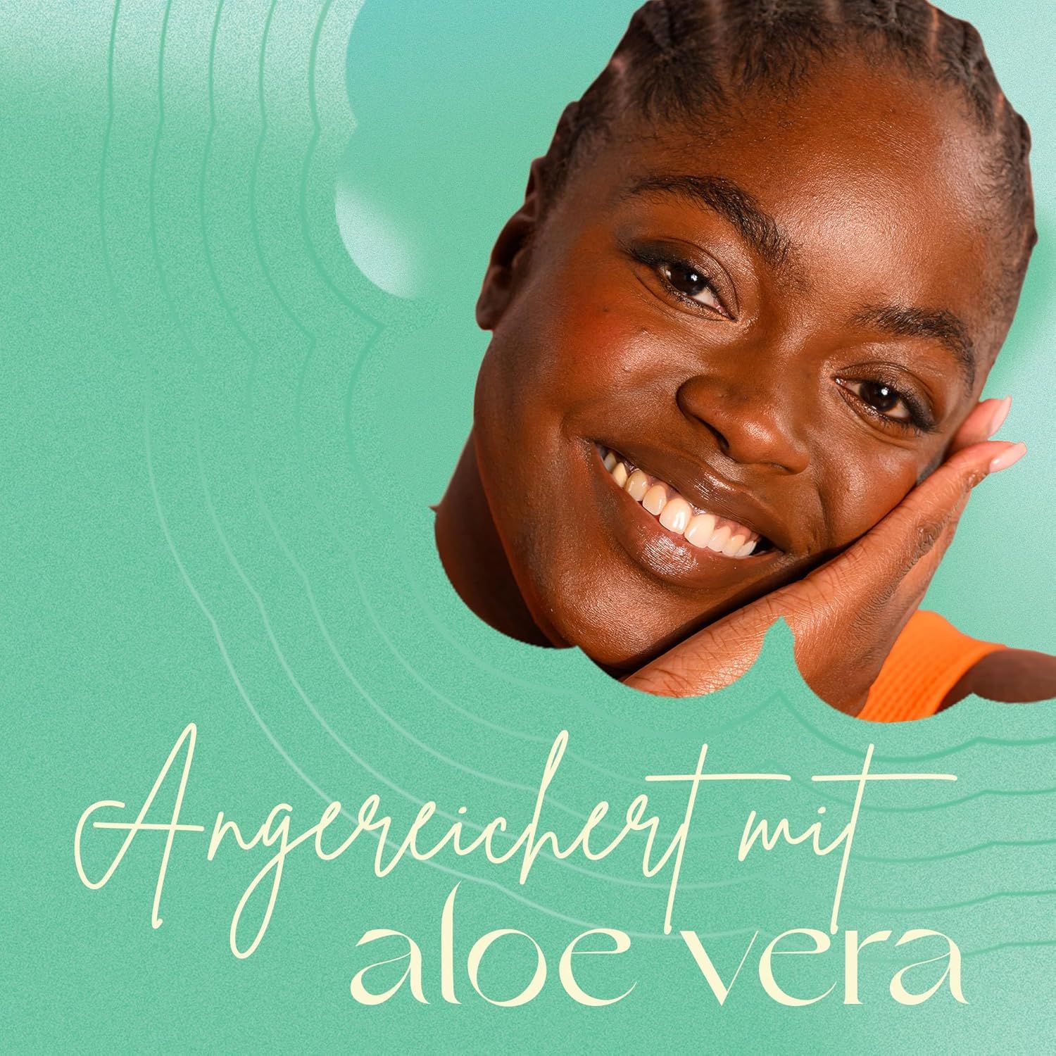 Porträt einer lächelnden Frau. Text: Angereichert mit Aloe Vera.