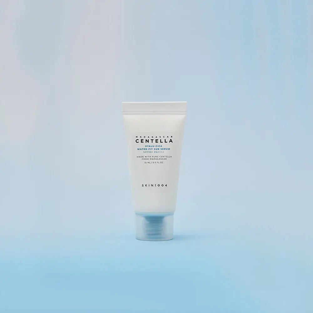 Weiße Tube mit blauer Kappe. Text: MADAGASKAR CENTELLA Hyalu-Cica Wasser-Fit Sonnenserum. Marke SKIN1004.