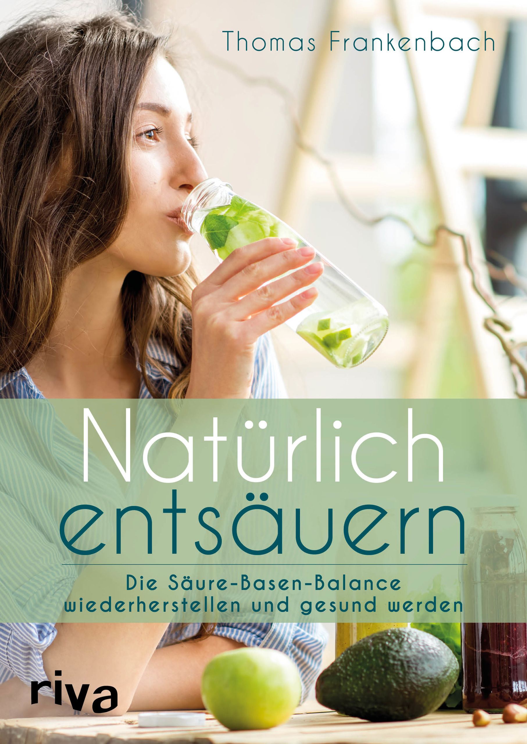 Buchcover mit Titel "Natürlich entsäuern". Frau trinkt aus Glasflasche. Autor: Thomas Frankenbach. Verlag: riva. Obst und Gemüse im Vordergrund.