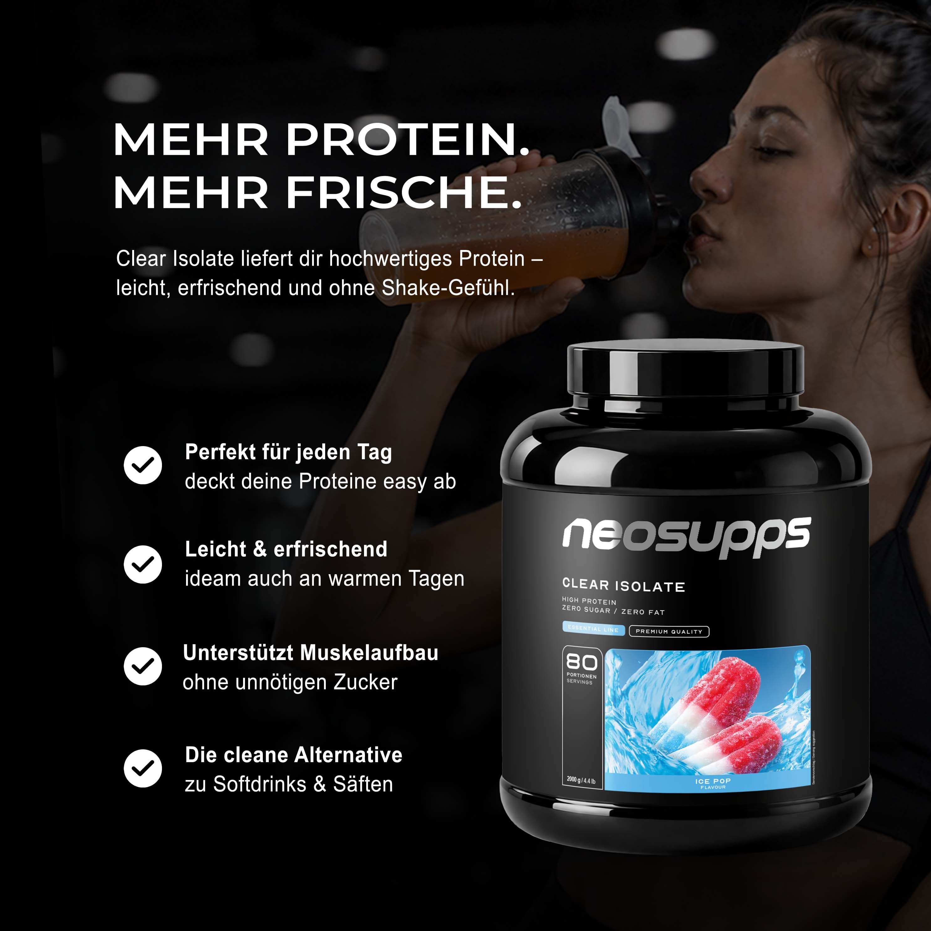 Frau trinkt Neosupps Clear Isolate Protein Shake. Behälter daneben, Vorteile aufgelistet.