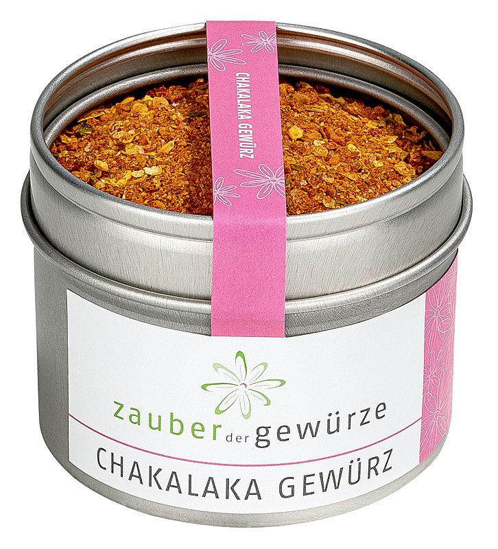 Runde Dose mit Chakalaka Gewürz. Rosa Etikett mit Produktname. "Zauber der Gewürze" Logo. Deckel mit rosa Band. Gewürz sichtbar.