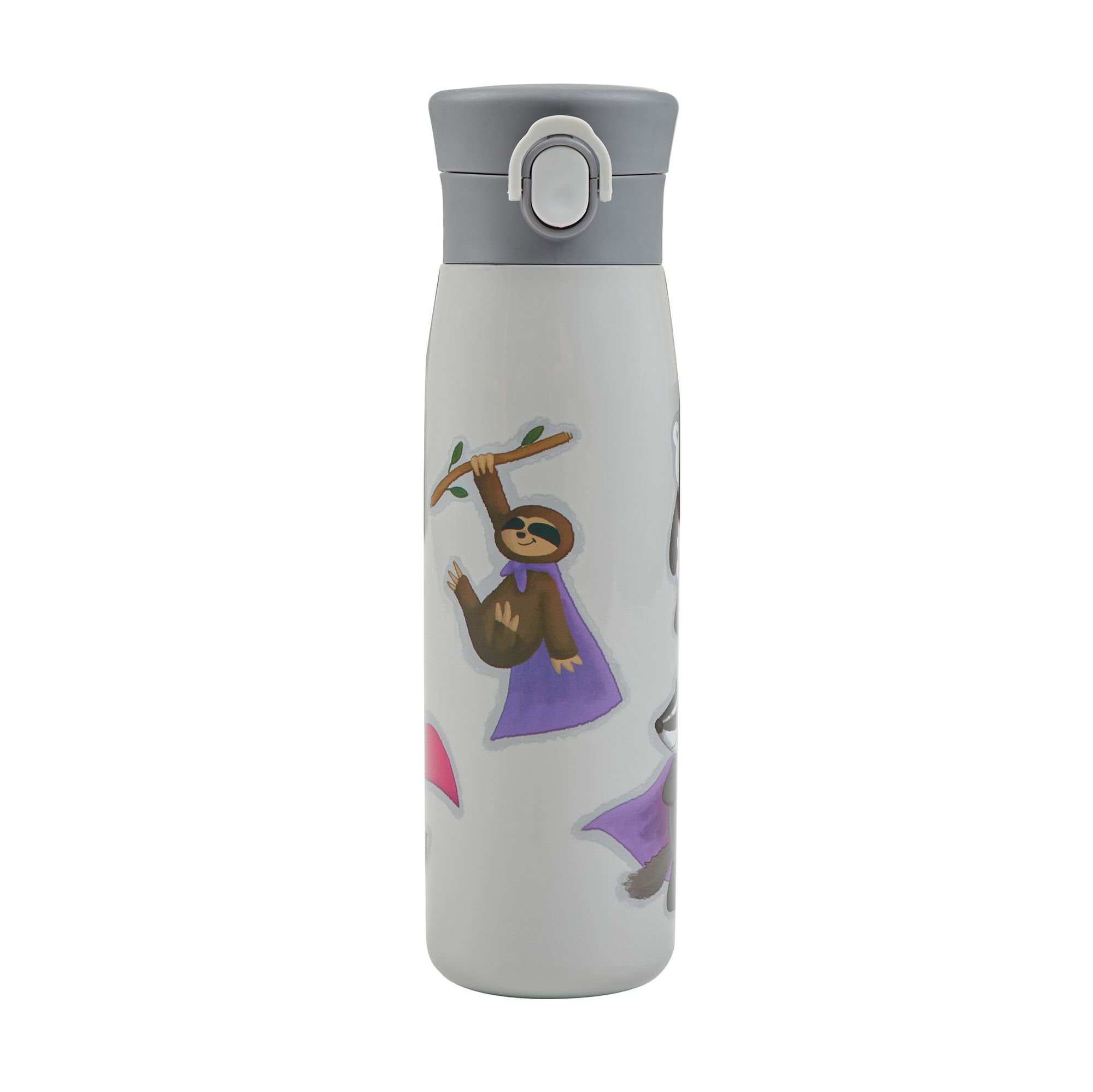 Isolierflasche mit grauem Deckel und Comic-Helden-Motiven. Aufkleber mit Faultier, Panda und Dachs. Weißer Hintergrund.