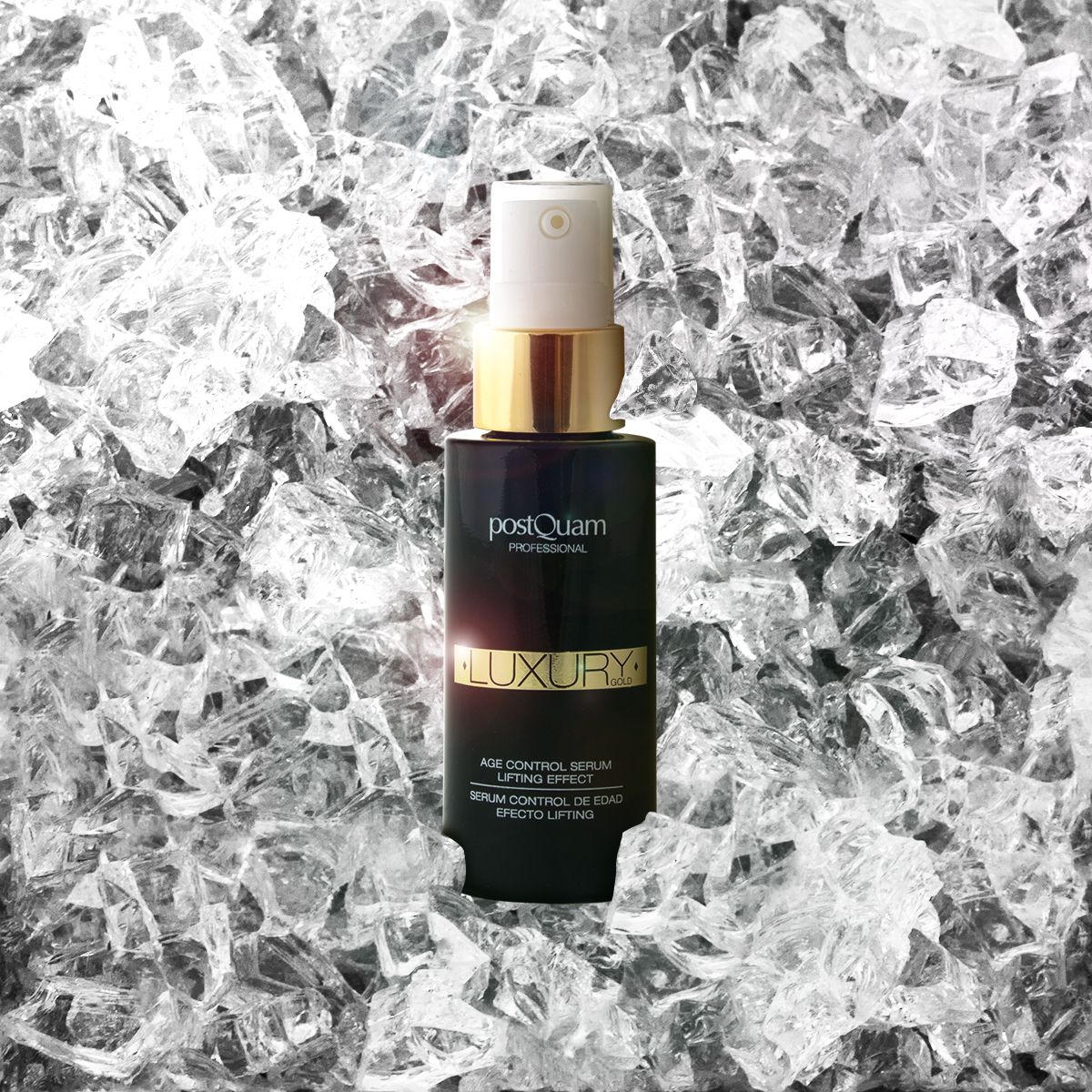 Schwarze Flasche mit goldenen Akzenten auf Eis. Aufschrift: Postquam, Luxury, Age Control Serum, Lifting Effect.