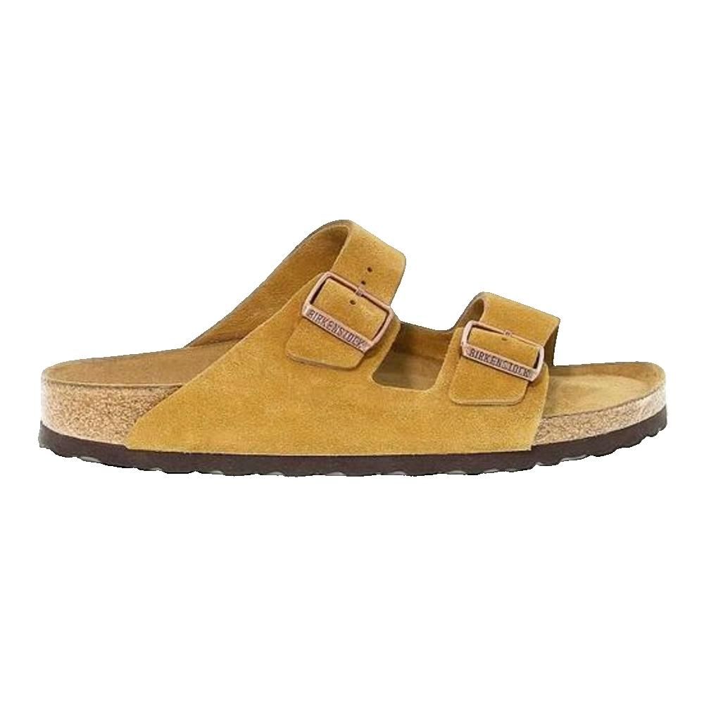 Sandali color senape con due cinturini e fibbie. Plantare in sughero, suola marrone. Logo Birkenstock sulle fibbie.