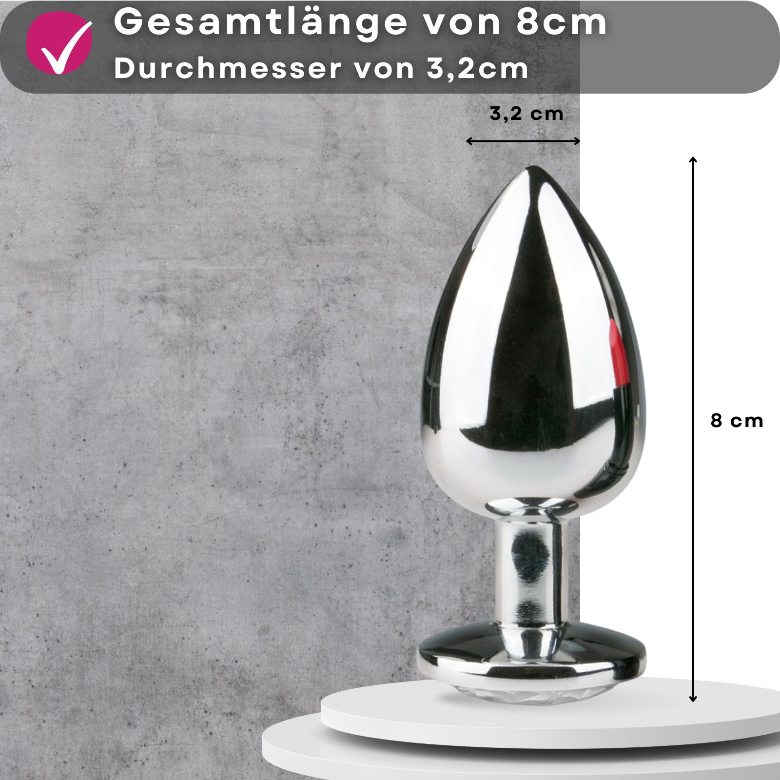 Produktabbildung mit Text: Gesamtlänge von 8cm, Durchmesser von 3,2cm. Silberfarbener Analplug.