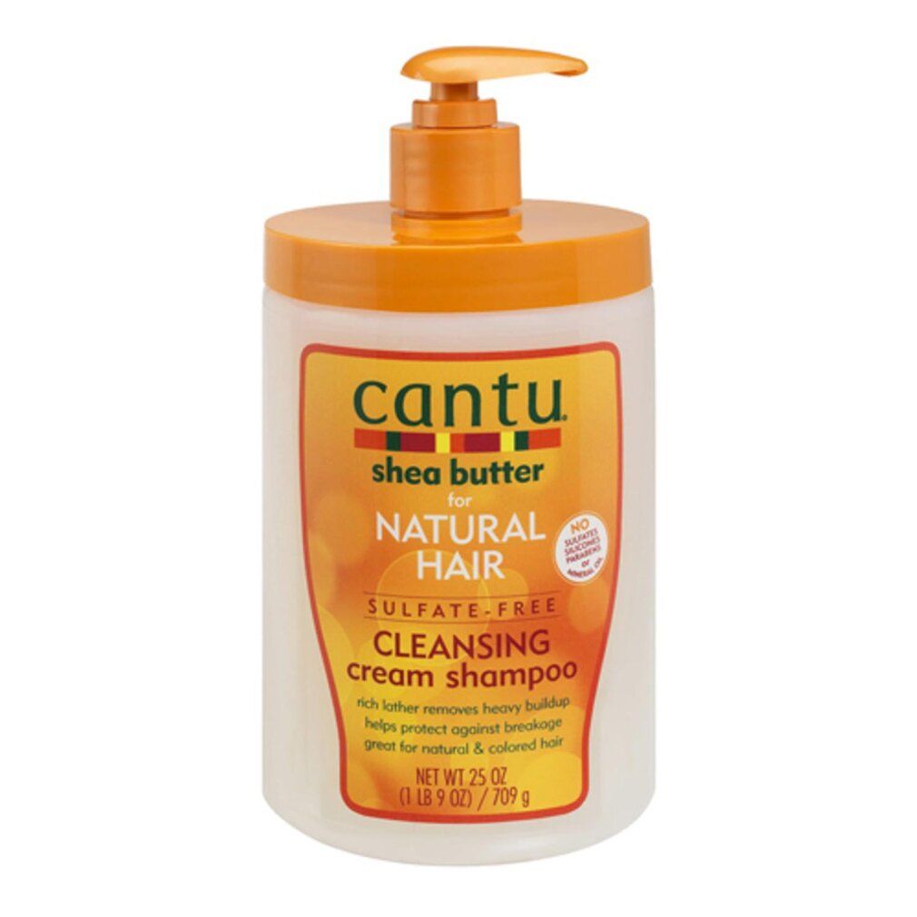 Shampoo-Flasche mit Pumpverschluss. Aufschrift: Cantu, Shea Butter, Natural Hair, Cleansing Cream Shampoo. Orange-weißes Design.