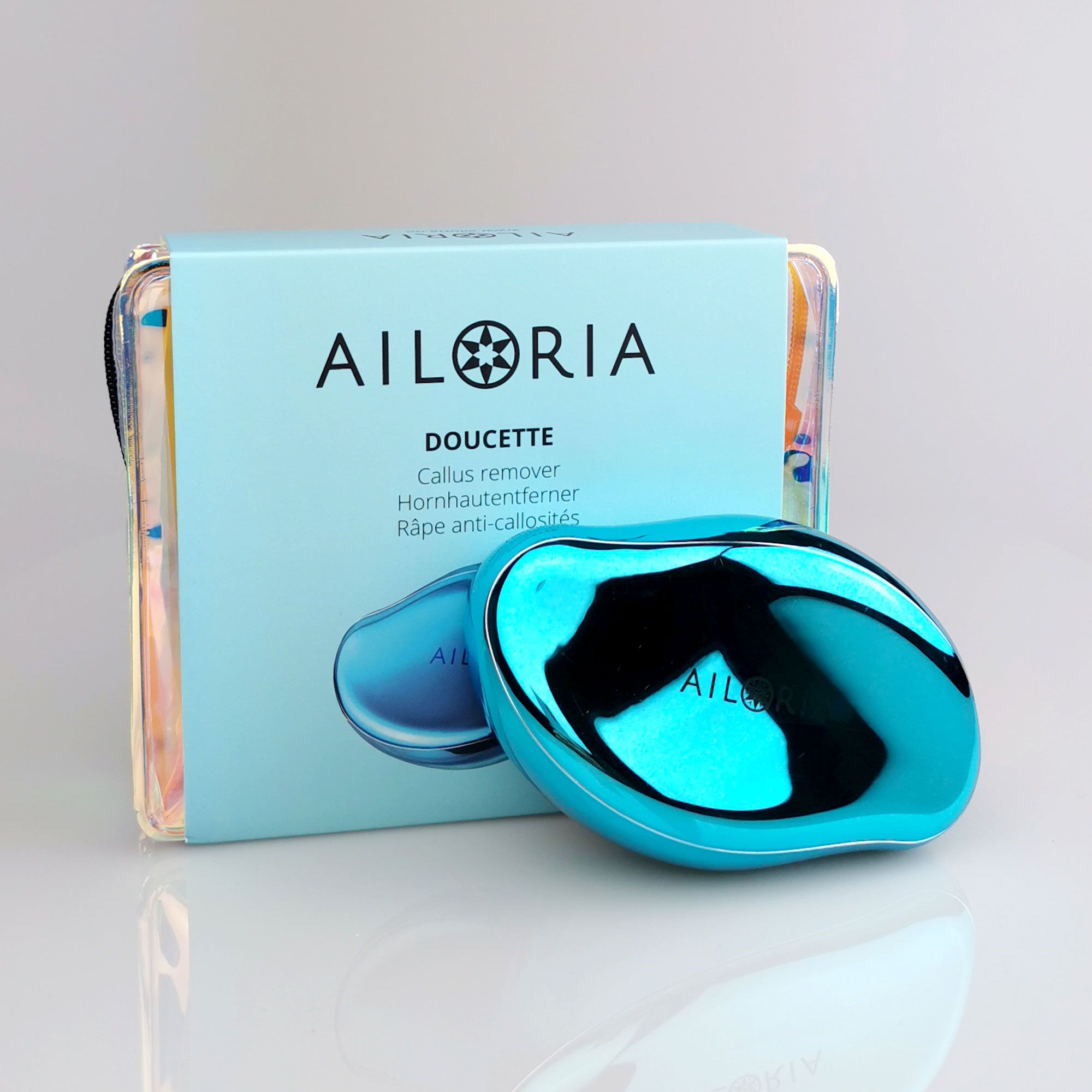 Blaues Fußpflegegerät und Verpackung. AILORIA DOUCETTE, Callus remover.