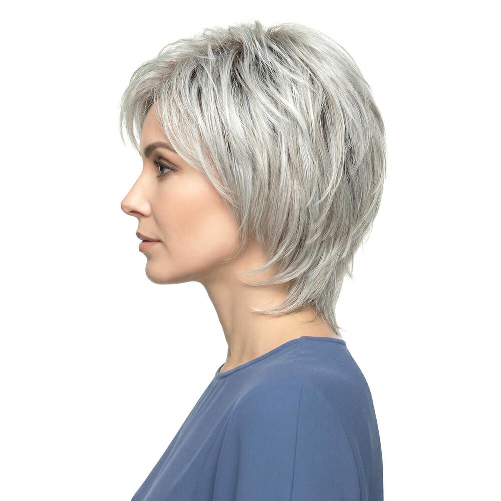 Kurzhaarperücke mit grauem Haar. Seitenansicht einer Frau mit blauem Oberteil.