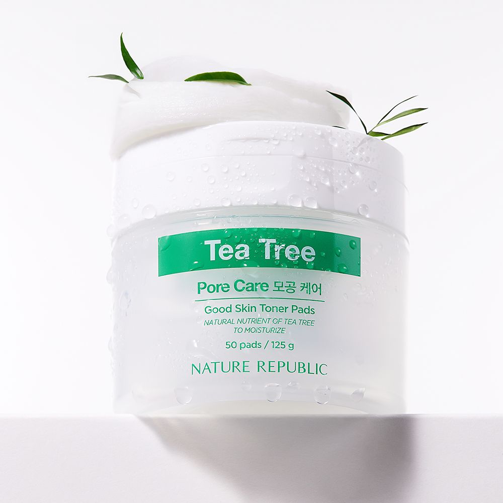 Weißer Behälter mit grünem Etikett, Wasser und Blätter. Text: Tea Tree, Pore Care, Good Skin Toner Pads, 50 pads / 125 g, NATURE REPUBLIC.