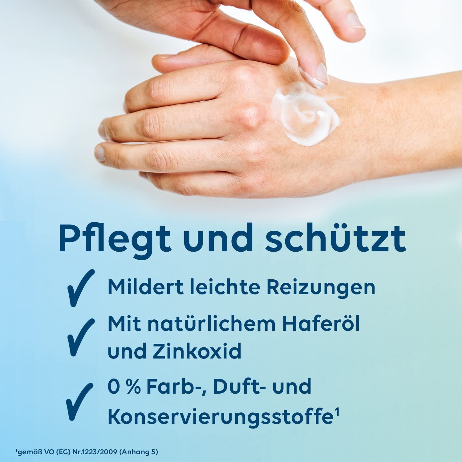 Hände mit Creme. Text: Pflegt und schützt. Mildert Reizungen, mit Haferöl und Zinkoxid, 0% Farb-, Duft- und Konservierungsstoffe.