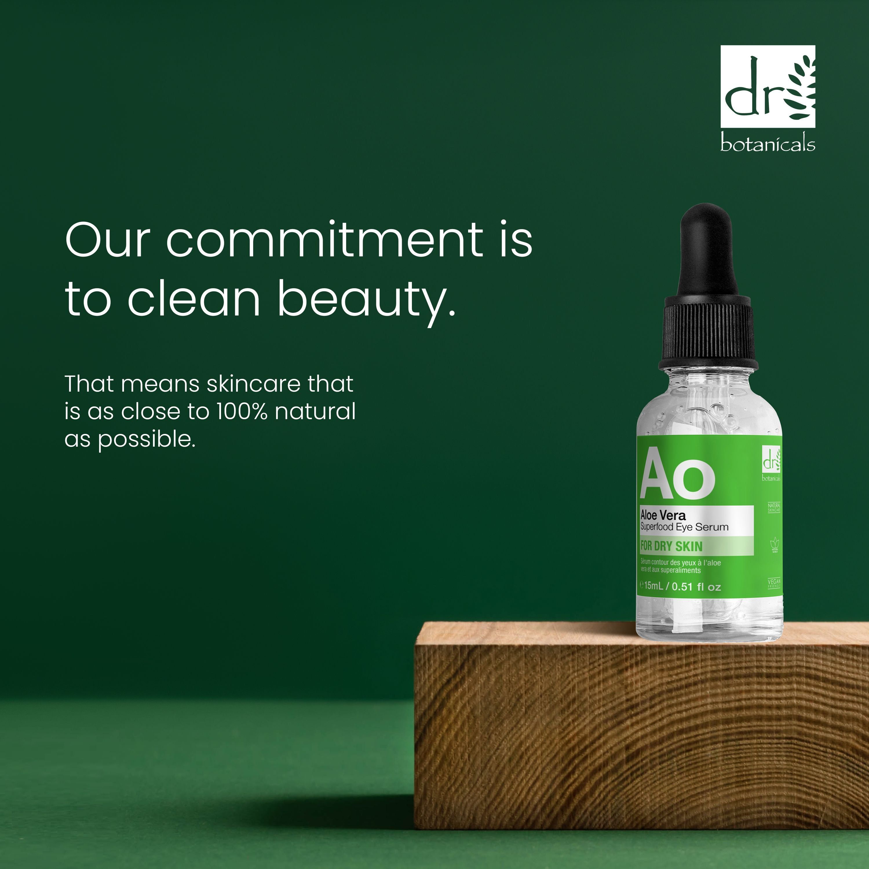 Produktflasche auf Holzblock. Grüner Hintergrund. Text: "Our commitment is to clean beauty."
