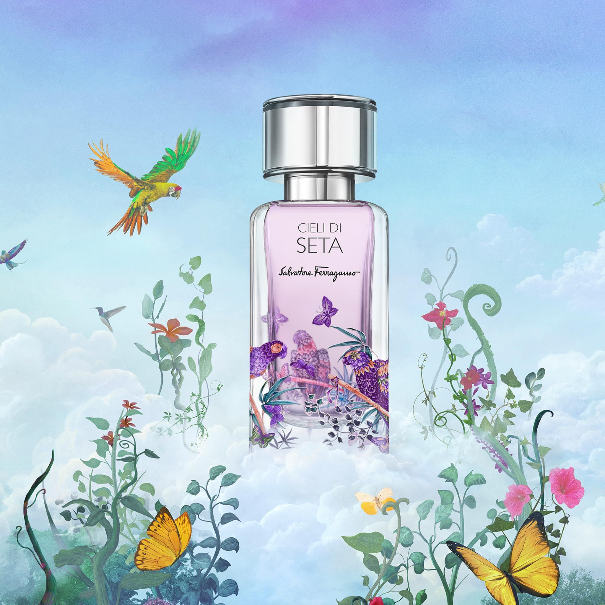 Salvatore Ferragamo Cieli di Seta EdP Nat. Spray. Flakon vor Wolkenhintergrund mit Vögeln, Schmetterlingen und floralen Elementen.