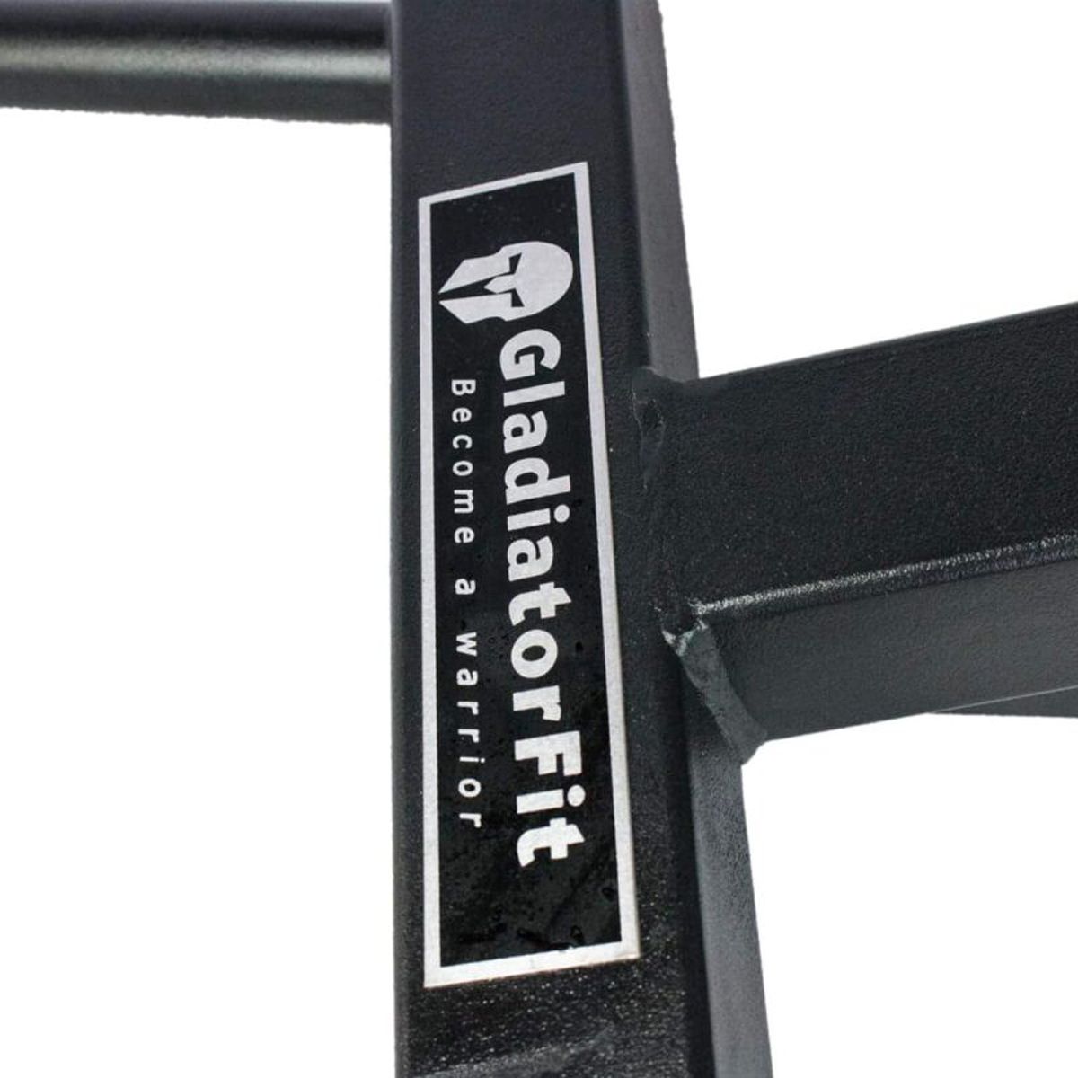 Nahaufnahme des Logos auf einem schwarzen Dip-Ständer aus Stahl. Der Schriftzug 'GladiatorFit' ist zu sehen.