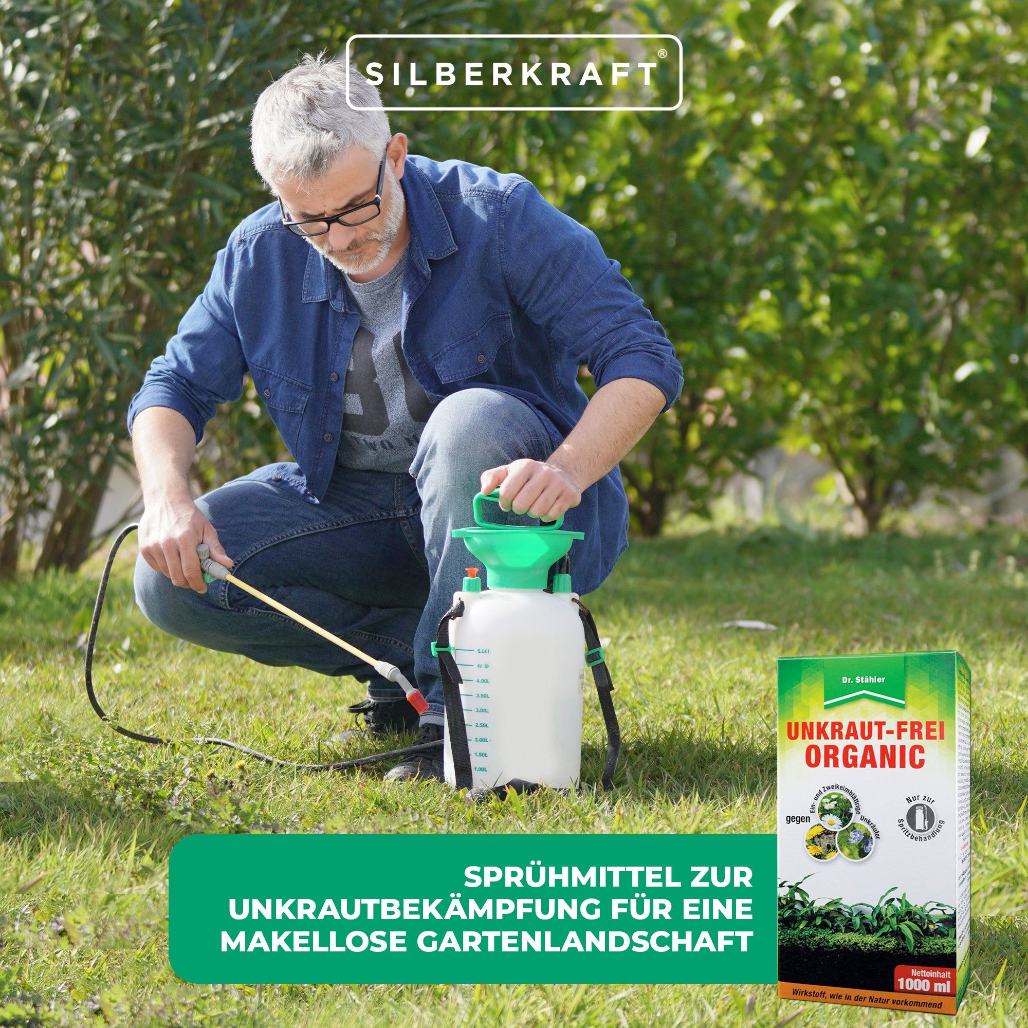 Mann sprüht SILBERKRAFT Unkraut-Frei Organic. Produktverpackung im Bild. Mann kniet auf Rasen, Sprühgerät in der Hand.