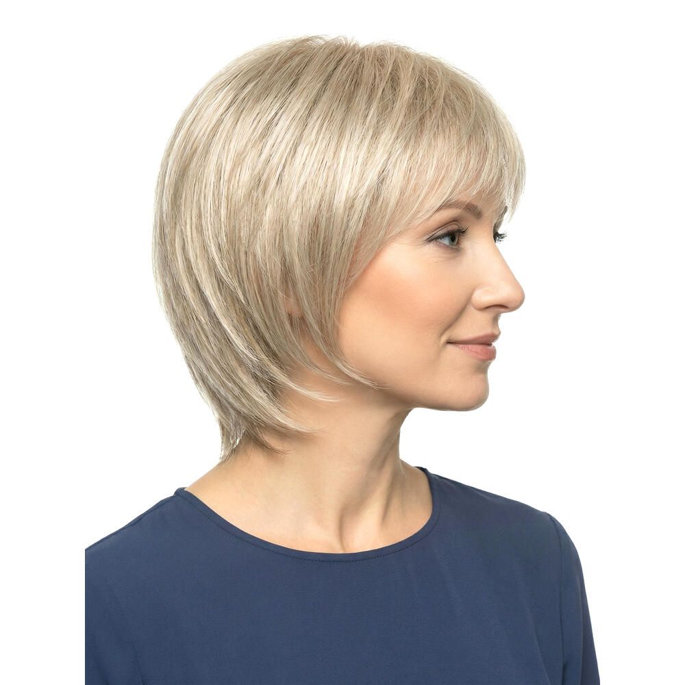 Kurzhaarperücke, hellblond, mit Pony, Seitenansicht einer Frau. Die Perücke hat eine gestufte Form.