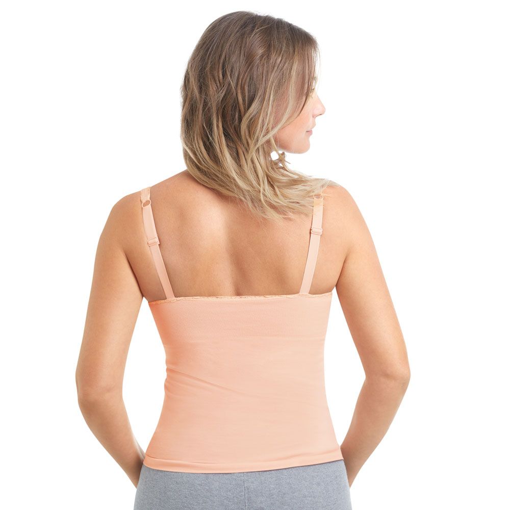 Rückansicht eines hautfarbenen Tops mit Trägern und Spitze. Frau mit blonden Haaren.
