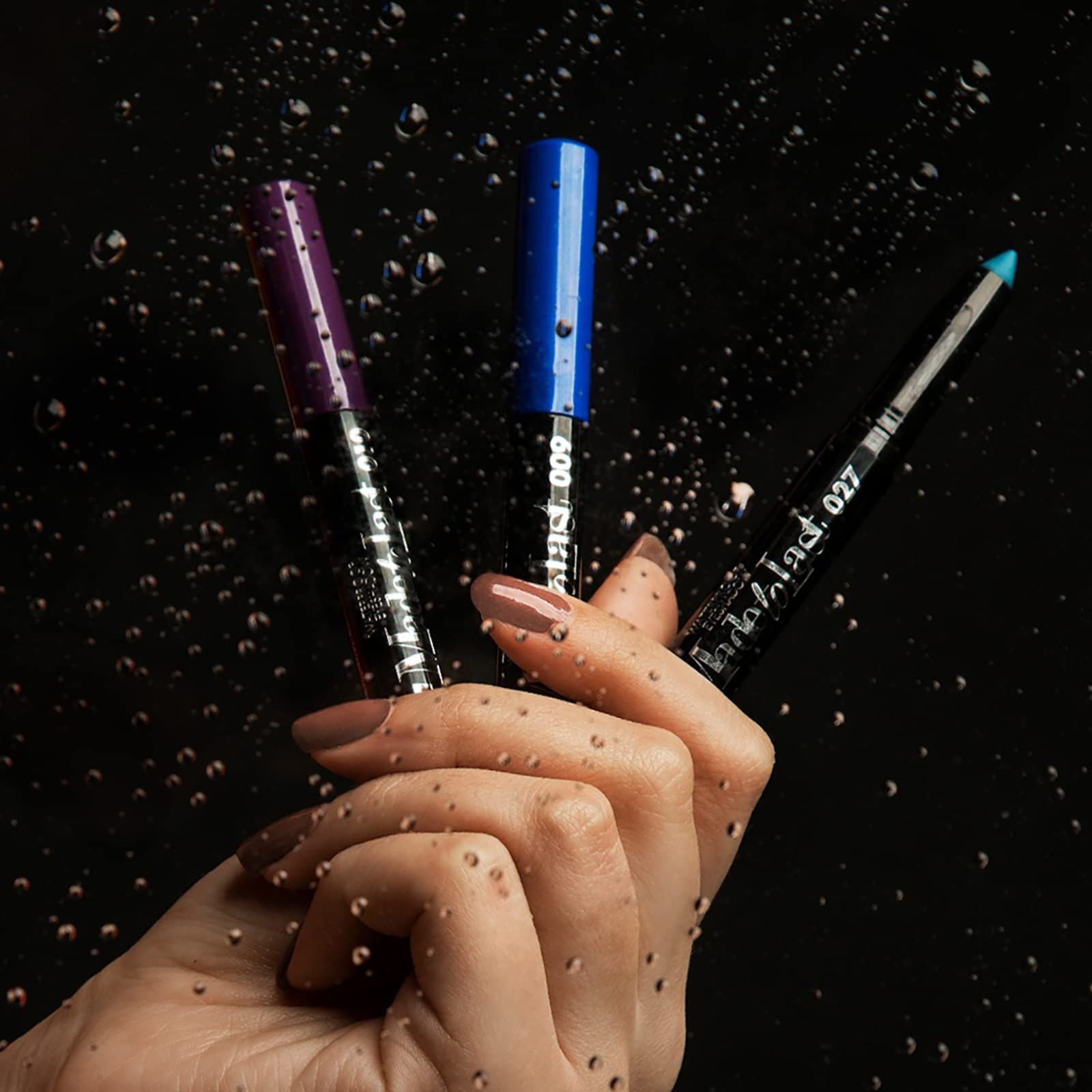 Drei Lidschattenstifte. Violett, blau und hellblau. Pupa Milano Made To Last Waterproof. Auf einer Hand.