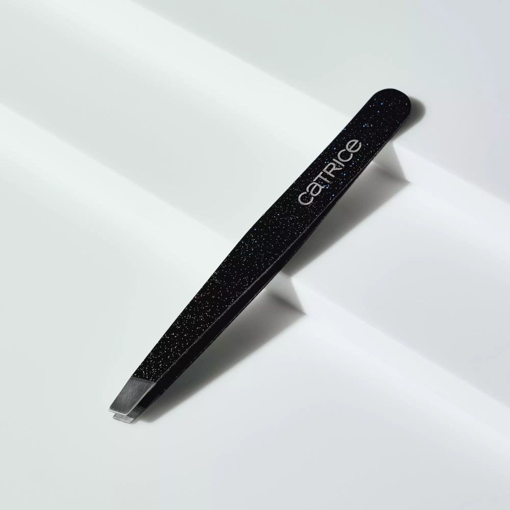 Schwarze Pinzette mit glitzernder Oberfläche. Marke: Catrice. Silberne Spitze. Auf weißem Hintergrund.