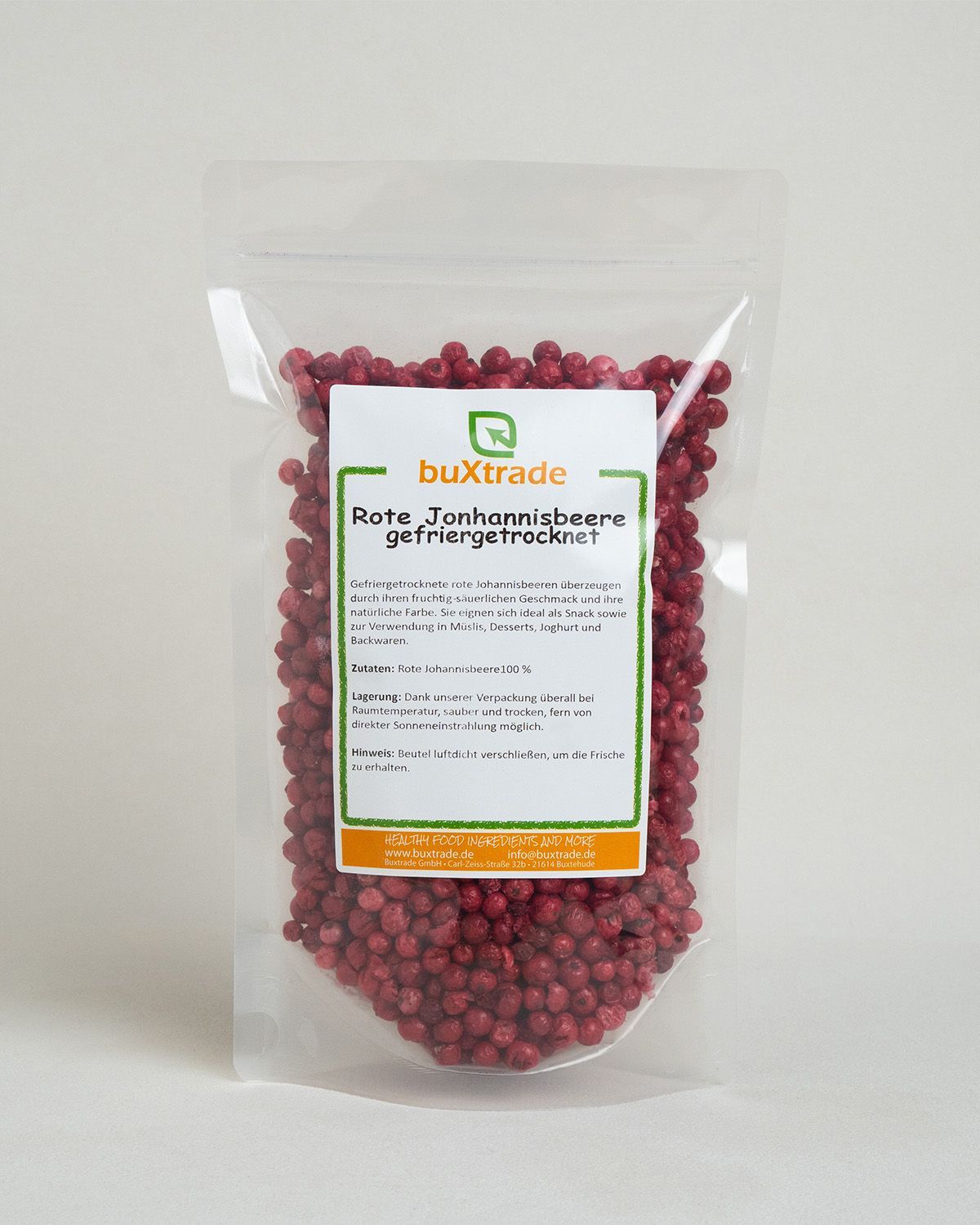 Gefriergetrocknete rote Johannisbeeren in transparenter Verpackung mit Etikett.