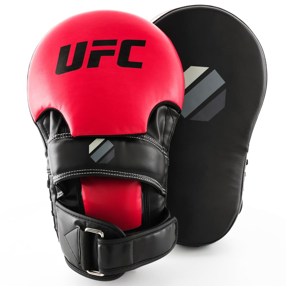 Rote und schwarze UFC-Handpratze. Schwarzer Griff mit Klettverschluss. UFC-Logo auf der roten Oberfläche.