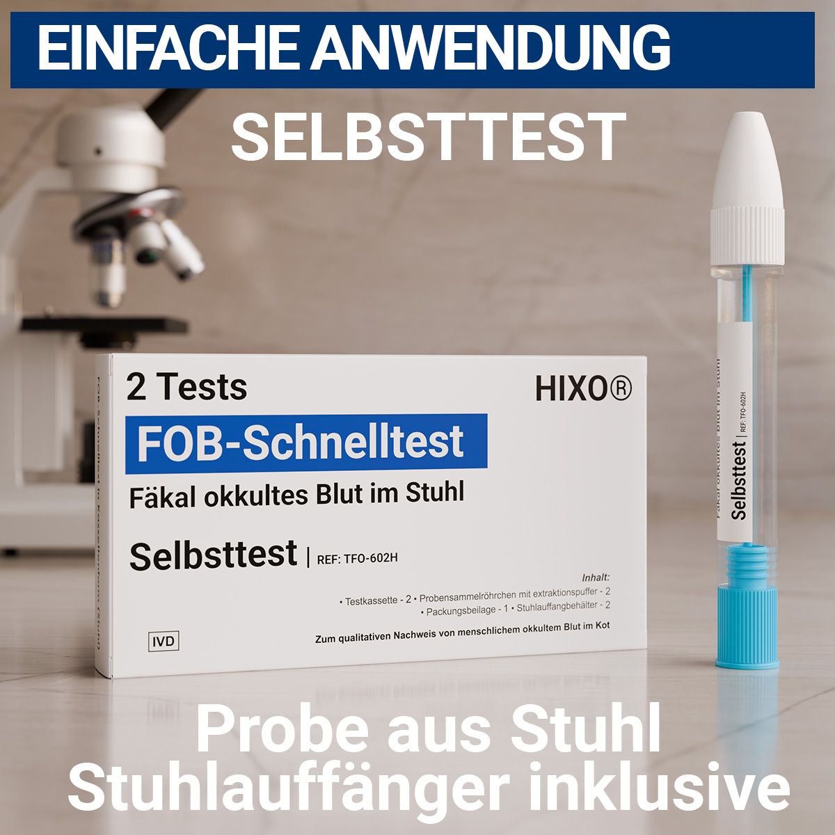 Packung mit zwei HIXO FOB-Schnelltests und einem Probenröhrchen. Aufschrift: "Fäkal okkultes Blut im Stuhl". Mikroskop im Hintergrund.