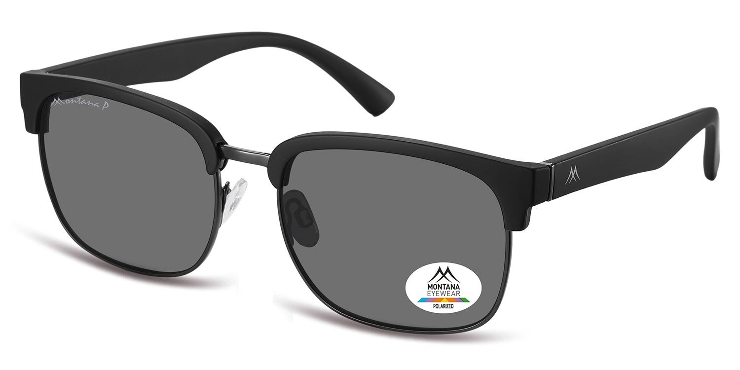 Schwarze Sonnenbrille, graue Gläser. Montana Eyewear Logo auf dem Glas und Bügel. Schräge Ansicht, Metallrahmen.