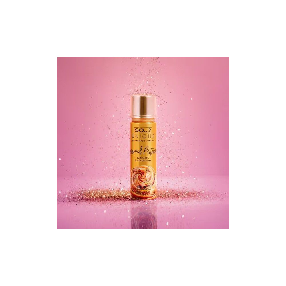 Körpernebel-Flasche mit goldener Kappe. Aufschrift: So Unique, Caramel & Pistachio. Glitzerpartikel umgeben die Flasche.