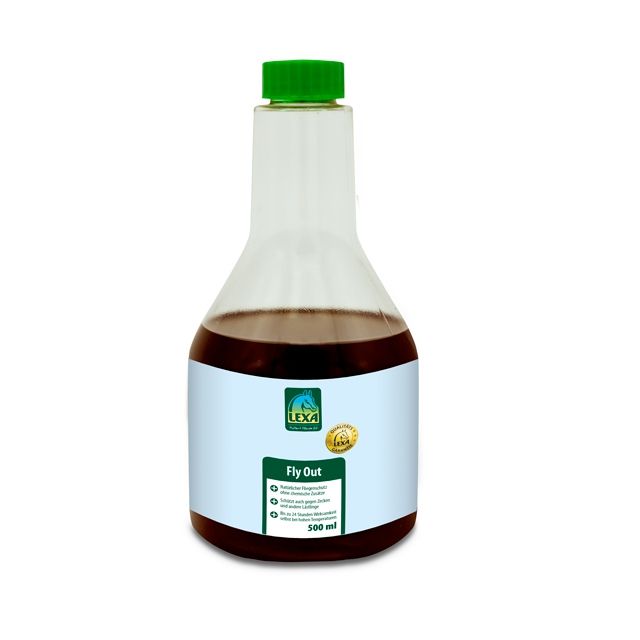 Flüssigkeit in einer transparenten Flasche mit grünem Deckel. Auf dem Etikett steht "LEXA Fly Out" und "500 ml".