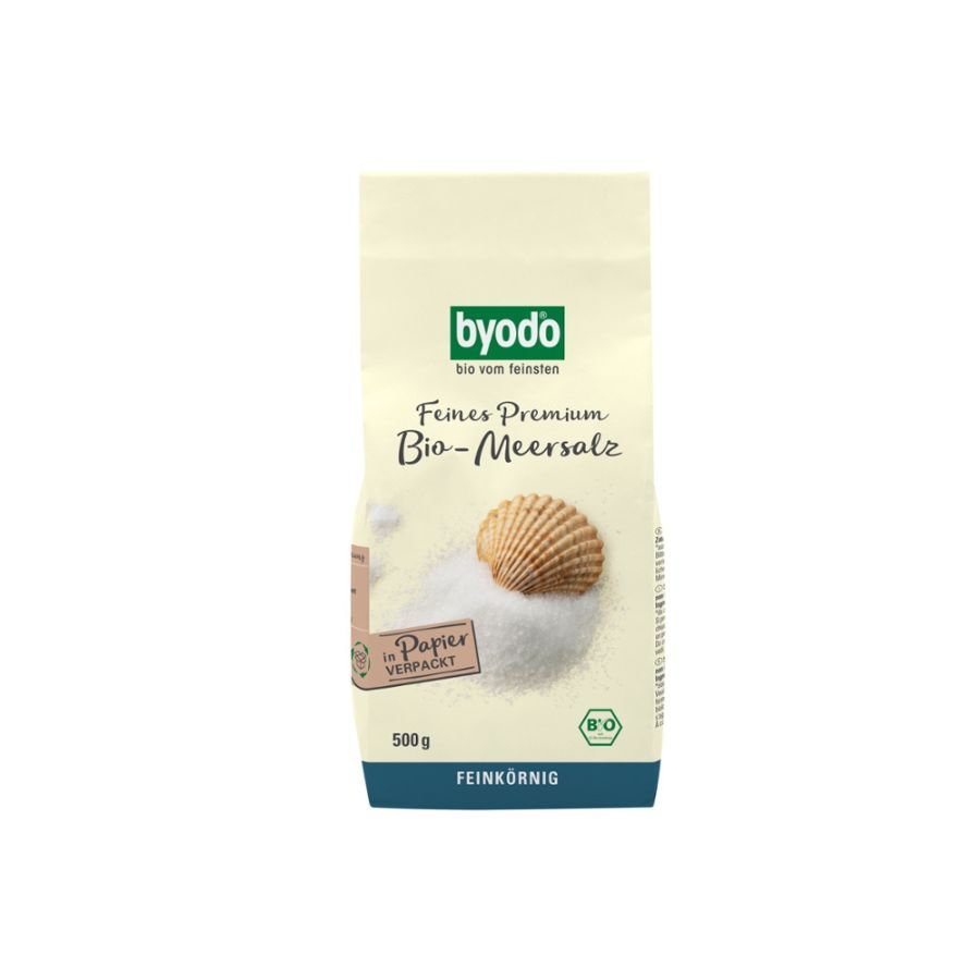 Beutel mit Bio-Meersalz. Aufschrift: "byodo", "Feines Premium Bio-Meersalz". Mit Muschel-Illustration und Bio-Siegel. "Feinkörnig" unten.