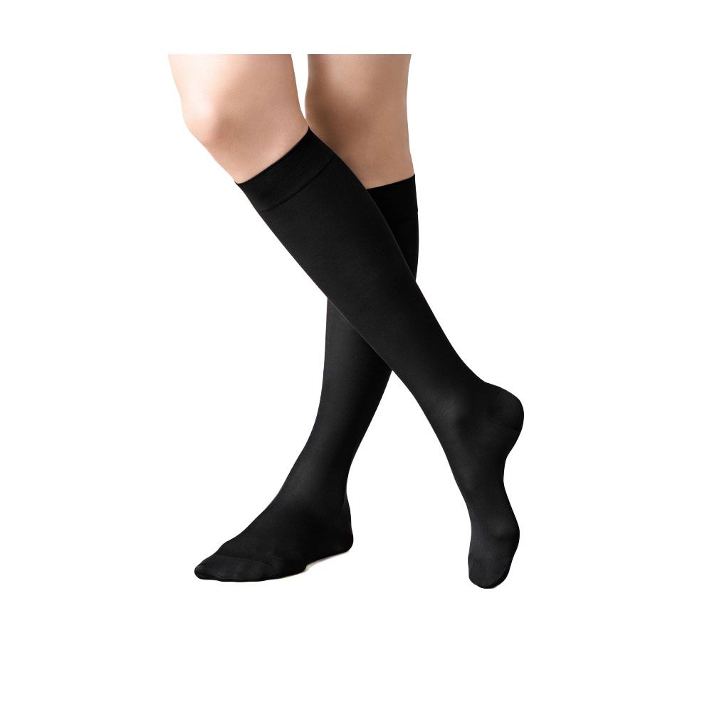 Schwarze Kniestrümpfe, OFA 365 Sox4Life, 140 den, an Beinen getragen. Blick von vorne, Beine gekreuzt.
