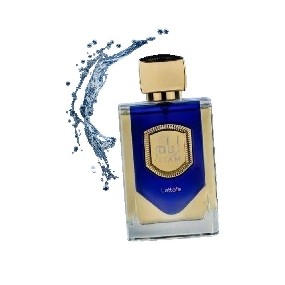 Blaues Parfümflakon mit goldfarbenem Deckel. Blaue Flüssigkeit. Aufschrift: Liam, Lattafa. Wasser-Effekt im Hintergrund.