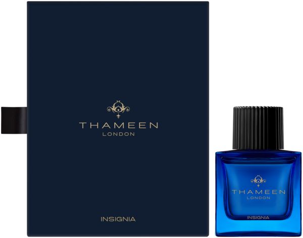 Dunkelblaue Verpackung und Flakon. Aufschrift: Thameen London, Insignia. Flakon quadratisch, blaues Glas, schwarzer Verschluss.