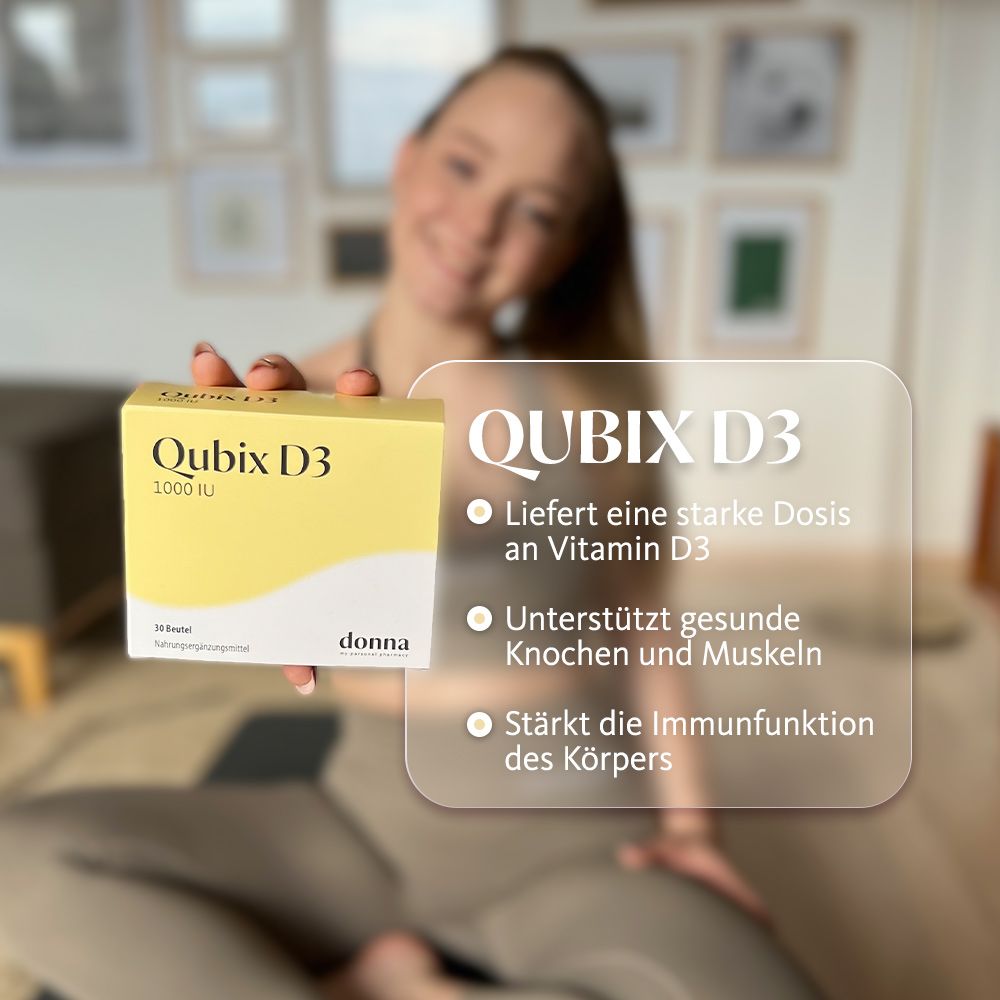 Frau hält Qubix D3-Packung. Text: Liefert eine starke Dosis an Vitamin D, Unterstützt gesunde Knochen und Muskeln, Stärkt die Immunfunktion des Körpers.