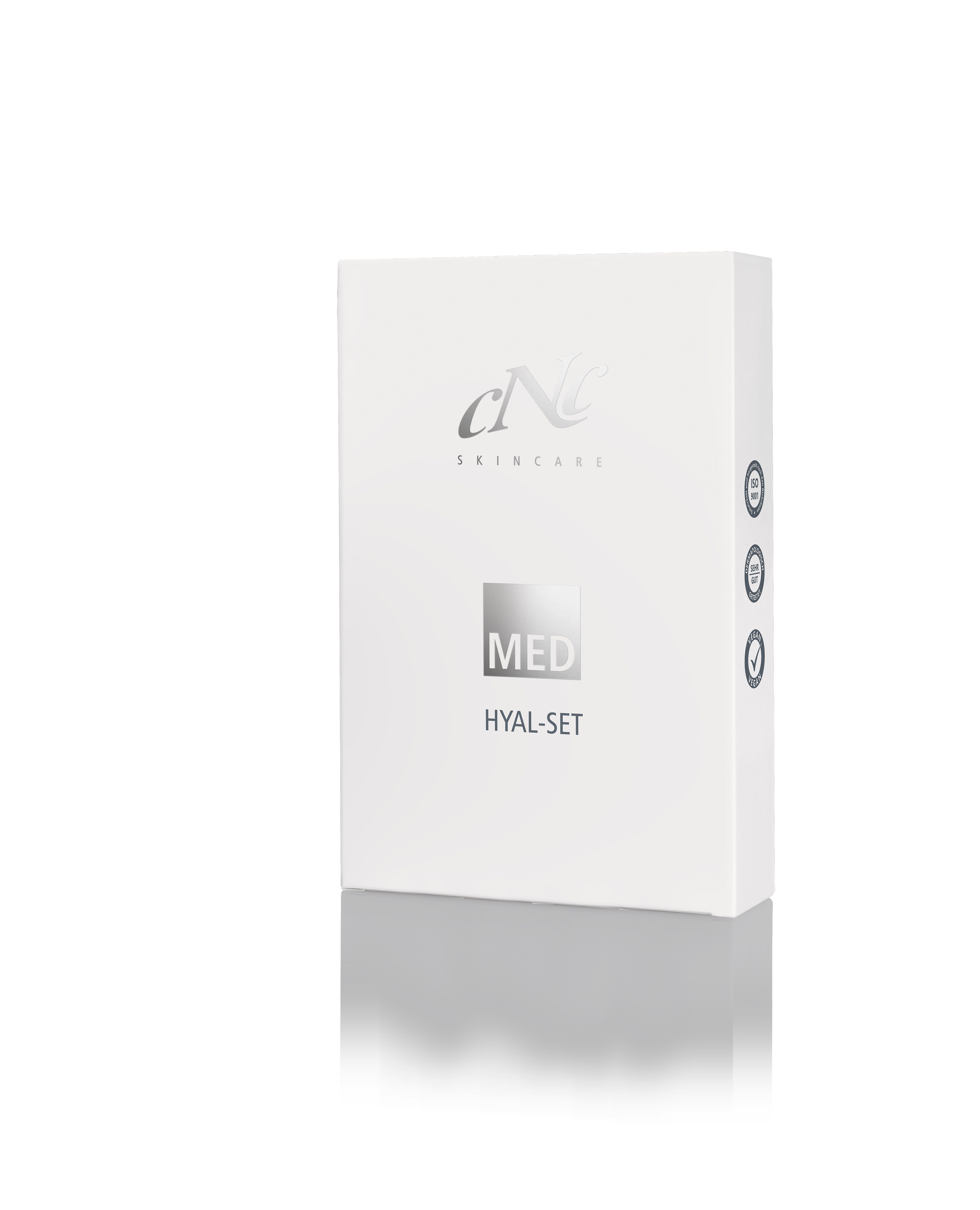 Weiße Produktverpackung mit Logo "cnc skincare", "MED HYAL-SET" Schriftzug. Drei kleine Kreise auf der Seite.